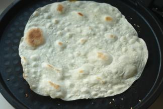 烙好的饼有焦斑而不糊。