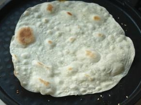 烙好的饼有焦斑而不糊。