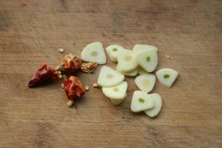 蒜切片，小红椒切碎。