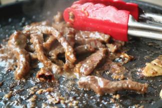 大约3分钟，滑嫩的牛肉就炒好了，不要炒太老了。