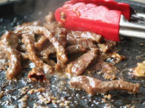 大约3分钟，滑嫩的牛肉就炒好了，不要炒太老了。