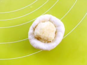 包裹上椰蓉馅，用虎口一点点向上推面团，包裹上椰蓉馅，收好收口