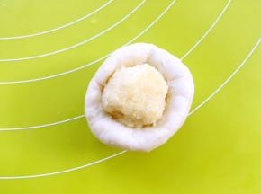 包裹上椰蓉馅，用虎口一点点向上推面团，包裹上椰蓉馅，收好收口