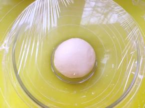 盖保鲜膜发酵至两倍大