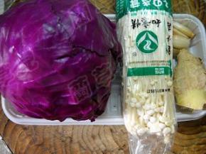 准备好紫甘蓝、金针菇、姜蒜。