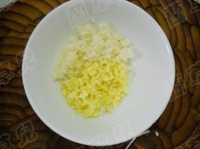 生姜独蒜洗净、切末，放入碗中。