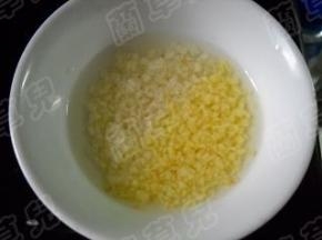 倒入白醋，拌好成味汁。