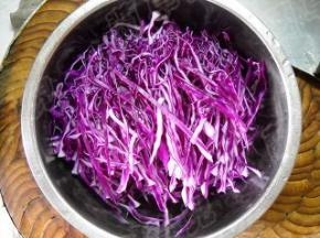 紫甘蓝洗净、切细丝。