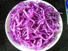 焯好的甘蓝丝放入盘中。