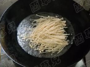金针菇切掉根部，洗净，入开水中焯一会，捞起。