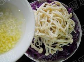 金针菇放在紫甘蓝上，淋上味汁。