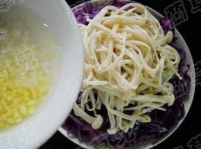 金针菇放在紫甘蓝上，淋上味汁。