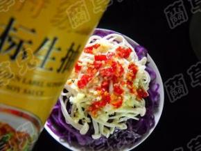 倒入生抽、芝麻油，吃时拌匀。