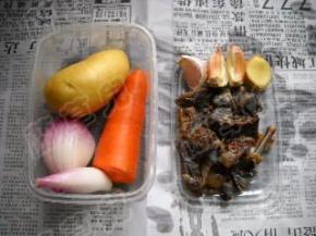 准备好土豆、胡萝卜、洋葱、腊乳鸽、生姜、蒜瓣。