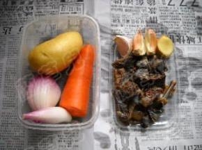 准备好土豆、胡萝卜、洋葱、腊乳鸽、生姜、蒜瓣。
