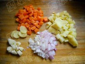 大米洗净，沥干水分；所有食材、辅料洗净切小块备用。