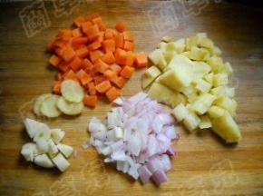 大米洗净，沥干水分；所有食材、辅料洗净切小块备用。