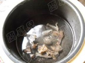 腊乳鸽剁小块，用温水洗净，倒入饭煲，加入适量冷水，调至煮饭档煮开。