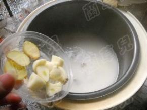 调到保温档炖煮至汤水浓白；倒入姜蒜，保温档煮5分钟。
