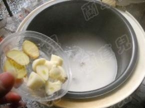 调到保温档炖煮至汤水浓白；倒入姜蒜，保温档煮5分钟。