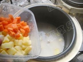 加入土豆、胡萝卜，煮饭档煮10分钟。