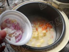 加入洋葱，拌匀，煮至水分减少。