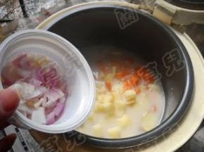 加入洋葱，拌匀，煮至水分减少。