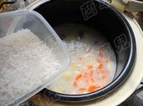 倒入大米，拌匀。