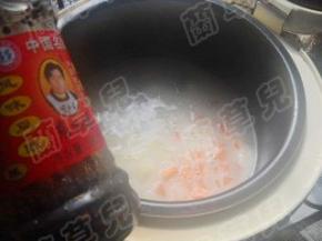 加入豆豉老干妈调好味，盖盖，煮饭档焖熟。