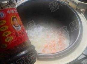 加入豆豉老干妈调好味，盖盖，煮饭档焖熟。