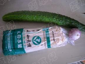 准备好独蒜、金针菇和黄瓜。