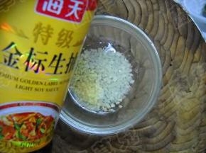 加入白醋调成味汁；倒入生抽，调匀。