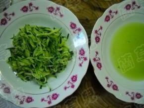 黄瓜洗净、切细丝；用少许盐腌制10分钟，挤净水分。