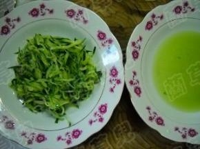 黄瓜洗净、切细丝；用少许盐腌制10分钟，挤净水分。