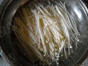 金针菇切去根部、洗净。