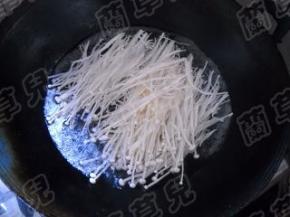 金针菇入开水中焯一会，捞起沥干水分。