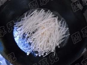 金针菇入开水中焯一会，捞起沥干水分。