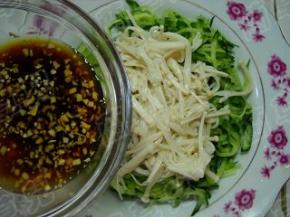 味汁倒入金针黄瓜中，淋上芝麻油，拌匀食用。