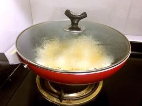 可以用筷子搅拌一下，至第一个爆开，就完全盖好锅盖。