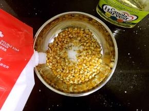 倒入细砂糖，拌均匀，同样让每颗玉米粒裹上糖。