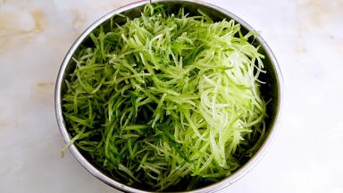 萝卜用擦板擦成细丝。