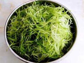 萝卜用擦板擦成细丝。