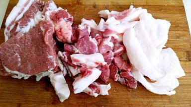 梅花肉挑出肥油，剁碎。