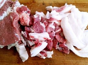 梅花肉挑出肥油，剁碎。