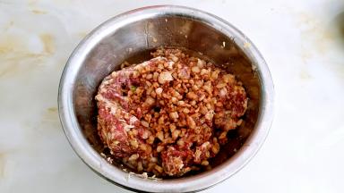 葱，姜剁碎，肥猪油煎至出油，连同油炸一起倒入，放入生抽，味极鲜酱油，味精，十三香，香油，盐，搅拌均匀。