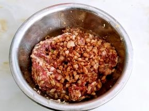 葱，姜剁碎，肥猪油煎至出油，连同油炸一起倒入，放入生抽，味极鲜酱油，味精，十三香，香油，盐，搅拌均匀。