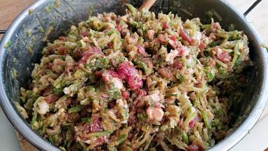 放入萝卜碎拌匀成陷。