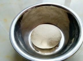 面粉中加入发酵粉，温水适量揉成软硬适中的面团，盖上湿布进行发酵。