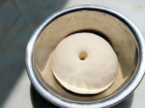 发酵后的面团，成双倍大。