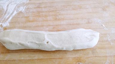 面团取出彻底排气，切出来的切口没有空隙最好。